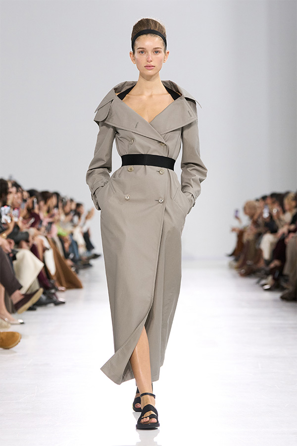 Défilé Max Mara Printemps Été 2026 : look trench-coat gris clair et ceinture noire à la taille.