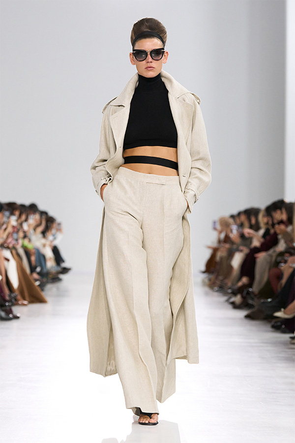 Défilé Max Mara Printemps Été 2026 : look avec col roulé noir sous trench-coat et pantalon assorti.