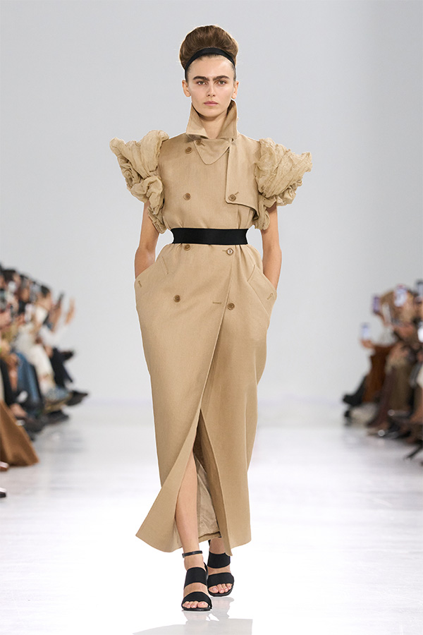 Défilé Max Mara Printemps Été 2026 : look avec trench-coat et ceinture à la taille.