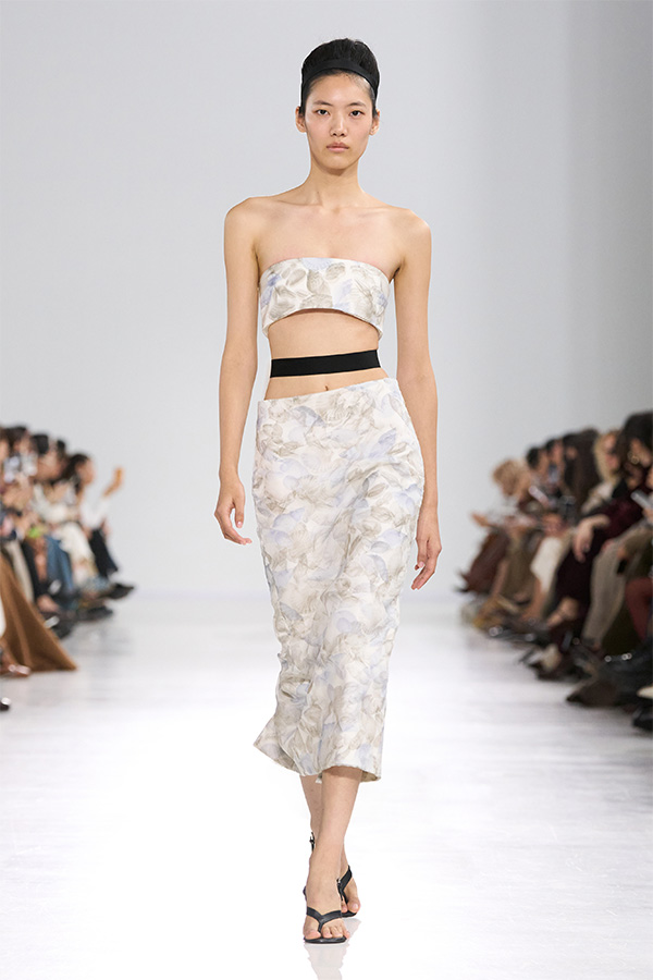 Défilé Max Mara printemps été 2026 : look blanc avec haut bandeau et jupe.