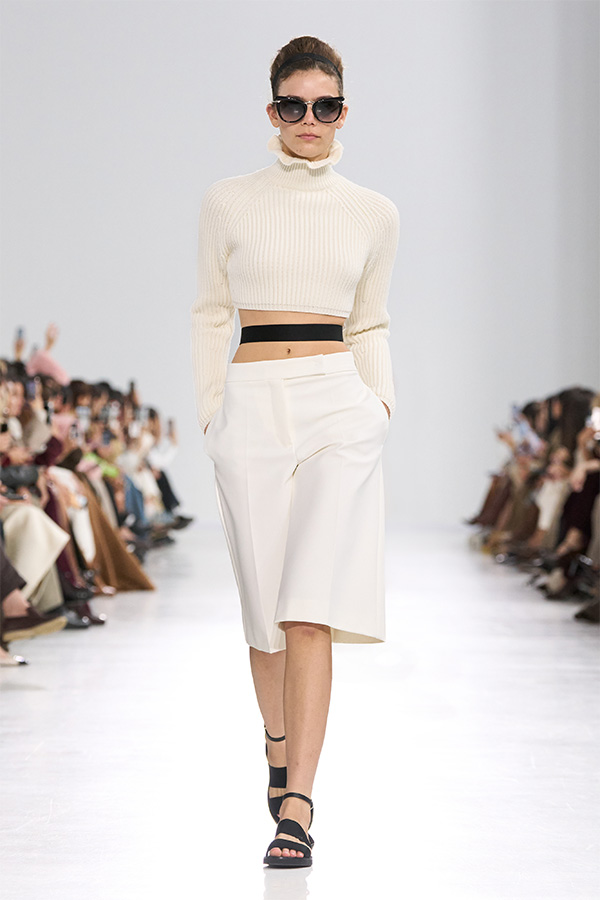 Défilé Max Mara Printemps Été 2026 : look blanc avec col roulé raccourci et bermuda assorti.