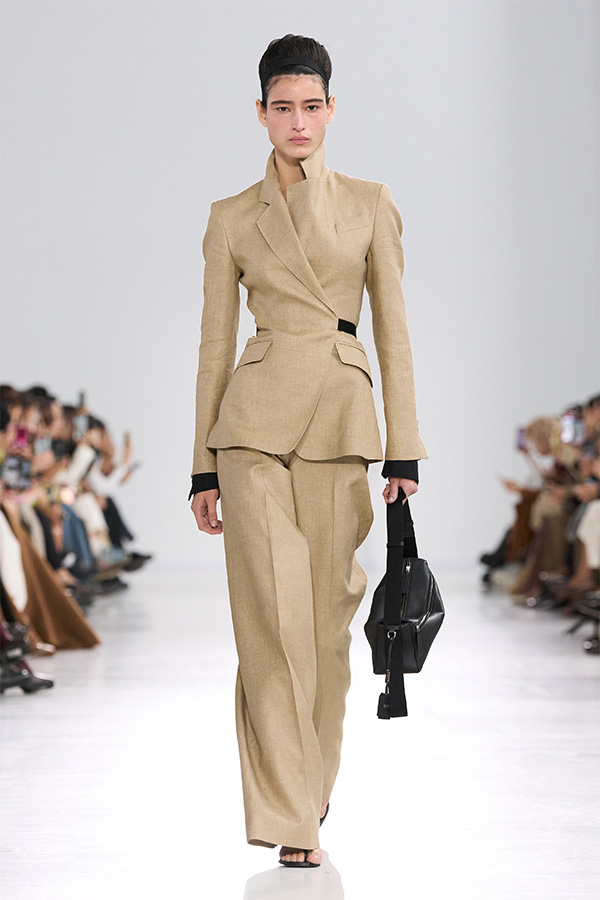 Défilé Max Mara Printemps Été 2026 : look total beige avec tailleur et pantalon couleur unie.