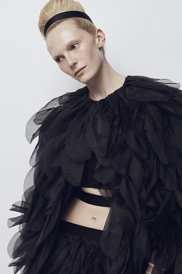 Défilé Max Mara Printemps Été 2026 : mannequin avec look noir veste et jupe avec détails.